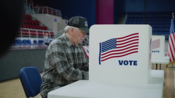 Eleitor Idoso Senta Cabine Voto Cidadãos Americanos Vêm Votar Posto — Vídeo de Stock