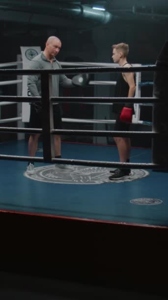 Niño Con Guantes Boxeo Para Ring Habla Con Entrenador Hombre — Vídeos de Stock