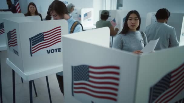 Mujer Asiática Viene Votar Cabina Oficina Del Centro Votación Día — Vídeos de Stock