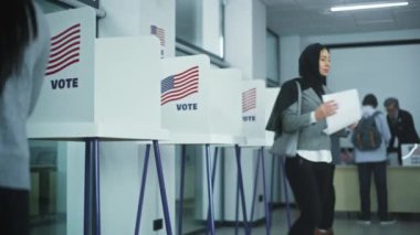Amerikan vatandaşları sandık merkezindeki oy kullanma kabinlerinde. Birleşik Devletler 'de Ulusal Seçim Günü. ABD başkan adaylarının siyasi ırkları. Vatandaşlık görevi ve vatanseverlik kavramı. Dolly vurdu..