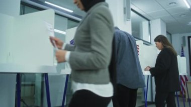Afro-Amerikalı adam oy kullanma merkezindeki kabine oy vermeye geliyor. Birleşik Devletler 'de Ulusal Seçim Günü. ABD başkan adaylarının siyasi ırkları. Vatandaşlık görevi kavramı. Dolly vurdu..