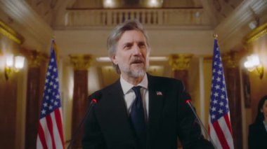 Amerika Birleşik Devletleri 'nin yeni olgun başkanı Beyaz Saray' daki siyasi konuşmadan sonra gülümsüyor ve jestler yapıyor. Pozitif Amerikan bakanı basın kampanyası sırasında medya ve televizyon kameralarına poz verdi.
