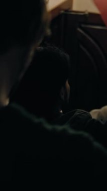 Arkadaşların dikey fotoğrafları merdivenlerden aşağıya, spor barının koridoruna iniyor. Taraftarlar turnuvada oynayan favori takımı desteklemek için toplandılar. Kalabalık maç yayınını izlemeye geldi. Ağır çekim. Arka plan.