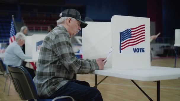 Eleitor Idoso Senta Cabine Votação Boletim Cidadãos Americanos Votam Nas — Vídeo de Stock