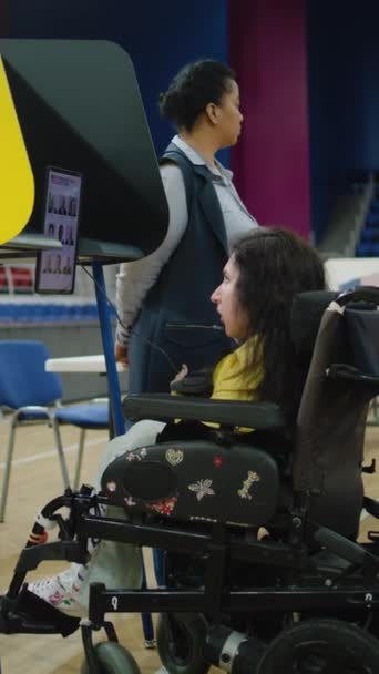有身体残疾的美国女性选民使用遥控装置和平板电脑投票 坐轮椅的妇女在投票站投票 美国的总统选举 — 图库视频影像