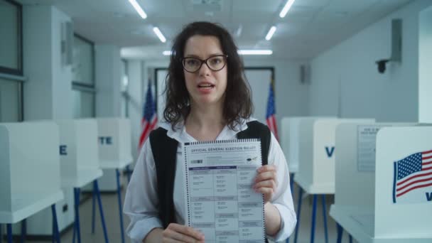 美国女性公民在非公开场合发言 展示纸质选票 要求投票 美国的全国选举日 投票站的投票亭 公民义务和爱国主义概念 肖像画 — 图库视频影像