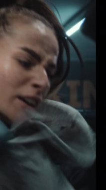 Boks eldivenli kadın dövüşçülerin dövüş tekniği ve şampiyonluk maçından önce spor yaparken dikey çekimleri. Boksör boks ringinde yumruk tokuşturuyor. Fiziksel aktivite ve egzersiz.