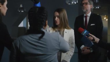 Avrupa Birliği 'nin ciddi kadın temsilcisi gazetecilerin sorularını yanıtlıyor ve Avrupa Parlamentosu binasında medya ve televizyon için röportaj veriyor. AB siyasetçisi basın toplantısında.