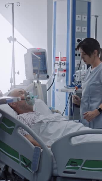 Salle Urgence Avec Équipement Moderne Clinique Homme Âgé Dans Masque — Video