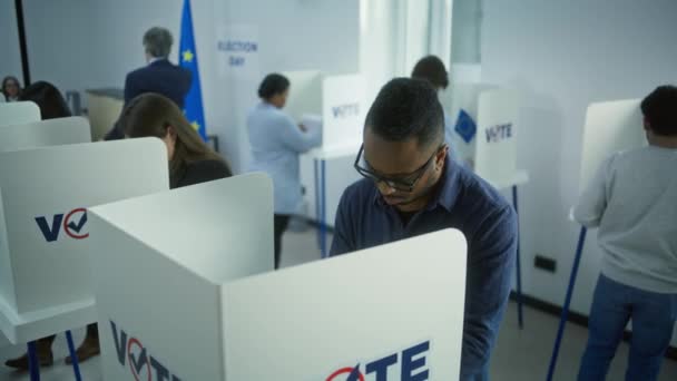 Elevado Ângulo Dos Cidadãos Europeus Multiétnicos Que Votaram Local Votação — Vídeo de Stock