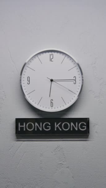 Статический Снимок Прогуливающихся Стенок Офисе Современным Дизайном Белые Часы Указателями — стоковое видео