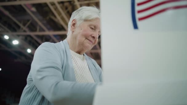 老年女性选民站在投票站 多样化的美国公民来到投票站投票 美国总统候选人的政治竞争 全国选举日 多莉开枪了靠近点 — 图库视频影像