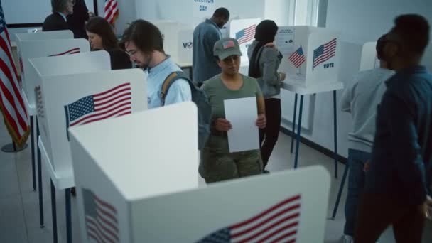 Női Amerikai Katona Jön Szavazni Szavazóhelyiség Irodájában Országos Választási Nap — Stock videók