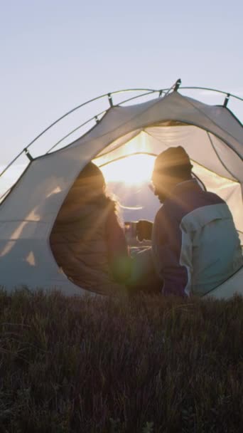 Çok Irklı Bir Aile Tepenin Üstündeki Çadırda Oturur Öpüşürler Afrikalı — Stok video