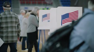 Elinde bülten olan erkek seçmen oy verme kabinine gelir. Amerikan vatandaşları oy kullanma merkezine oy vermeye geldi. ABD başkan adaylarının siyasi ırkları. ABD 'de Ulusal Seçim Günü.