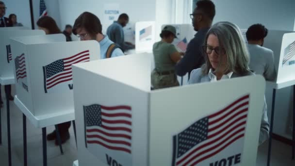 老年妇女来到投票站办公室的投票站投票 美国的全国选举日 美国总统候选人的政治竞争 公民义务的概念 慢动作Dolly Shot — 图库视频影像