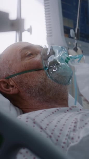 Starší Muž Kyslíkové Masce Leží Posteli Během Umělé Plicní Ventilace — Stock video