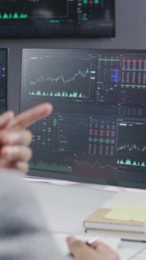 Afrikalı Amerikalı borsa simsarı yatırım danışmanıyla gerçek zamanlı hisse senetleri ve borsa grafikleri hakkında iletişim kuruyor. İşadamları komisyoncu bürosunda çalışır. Dikey çekim