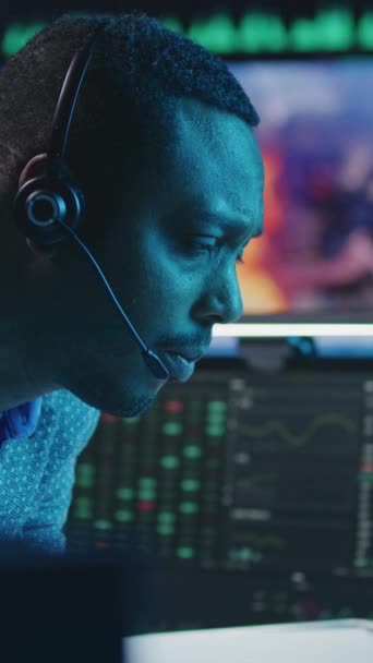 Analistas Financieros Multraciales Empresarios Monitorean Las Acciones Tiempo Real Computadora — Vídeo de stock