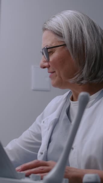 Tiro Vertical Doutor Fala Com Paciente Olha Para Monitor Máquina — Vídeo de Stock
