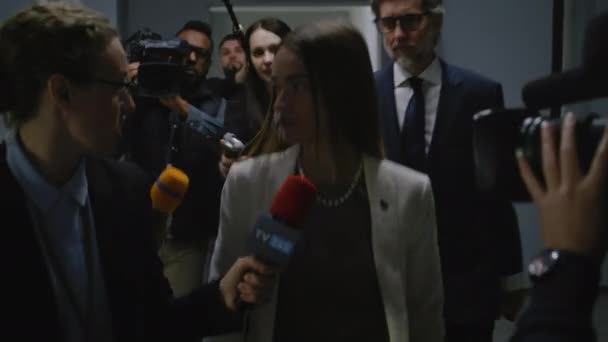 心烦意乱的欧盟女政治家拒绝接受媒体采访 并迅速走进政府大楼走廊 欧洲联盟的代表被大批新闻工作者包围 — 图库视频影像