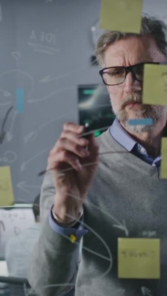Olgun Yatırım Bankacısı Simsar Bürosundaki Yapışkan Notlarla Cam Duvara Resim — Stok video