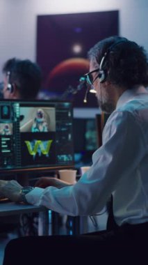 Operatörlerin ve uçuş direktörünün bilgisayarları kullanarak dikey çekimleri sonra da roketin başarıyla fırlatılmasından sonra alkışlayıp el sıkışmaları.