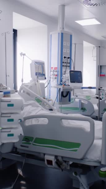 Sala Emergência Com Equipamento Moderno Clínica Paciente Idoso Máscara Oxigênio — Vídeo de Stock