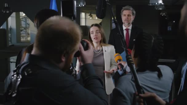 Positieve Europese Vrouwelijke Politicus Beantwoordt Vragen Van Journalisten Geeft Interview — Stockvideo