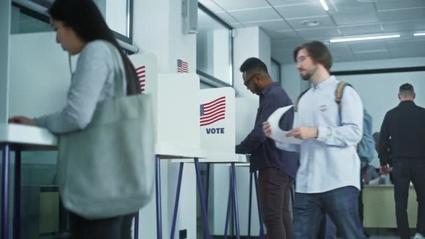 Homem Óculos Vem Cabines Votação Escritório Estação Votação Dia Nacional — Vídeo de Stock