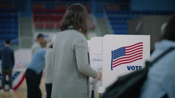 Votante Afroamericano Con Boletín Las Manos Llega Cabina Votación Diversos — Vídeo de stock