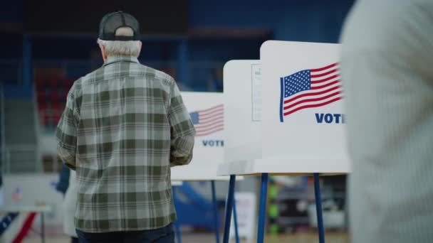 Votante Anciana Con Boletín Llega Cabina Votación Los Ciudadanos Estadounidenses — Vídeo de stock