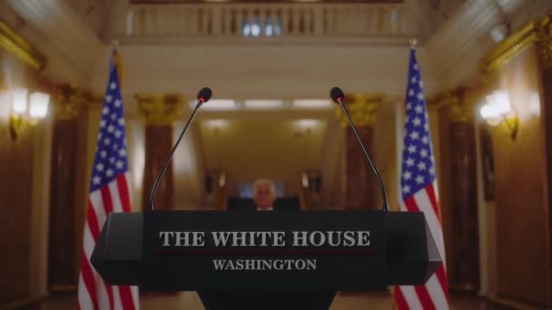 Amerikanska Presidenten Kommer Till Tribun Börjar Inspirerande Politiskt Tal Äldre — Stockvideo