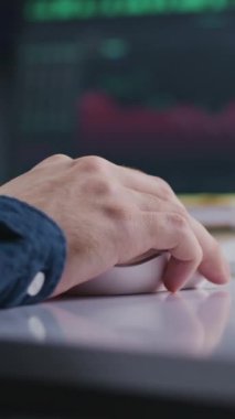 Finans analisti bilgisayar faresi kullanıyor, yatırım bankasında çalışıyor. Gerçek zamanlı hisse senetleri, borsa grafikleri, grafikleri, ürünleri olan çoklu monitörlü bilgisayar. Analizler, kripto para ticareti. Dikey