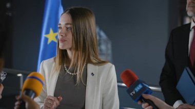 Avrupa Birliği 'nin olumlu kadın temsilcisi basın mensuplarına konuştu, hükümet binasında medya ve televizyon için röportaj verdi. Basın toplantısında politikacının ilham verici konuşması.