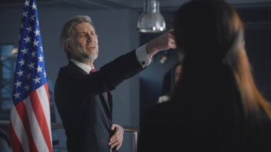 Pozitif Amerikalı politikacı gazetecilere gelir ve siyasi konuşmadan sonra kameralara poz verir. Basın kampanyası sırasında medya ve TV haberleri için yapılan röportajdan önce Amerika Birleşik Devletleri Başkanı.
