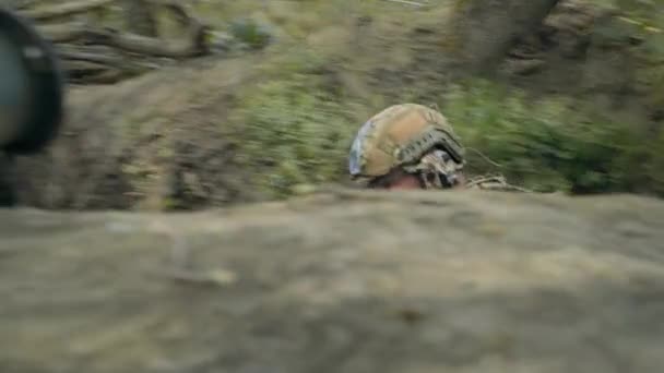 Twee Mannelijke Soldaten Krijgers Camouflage Uniform Helmen Sluipen Loopgraaf Vallen — Stockvideo