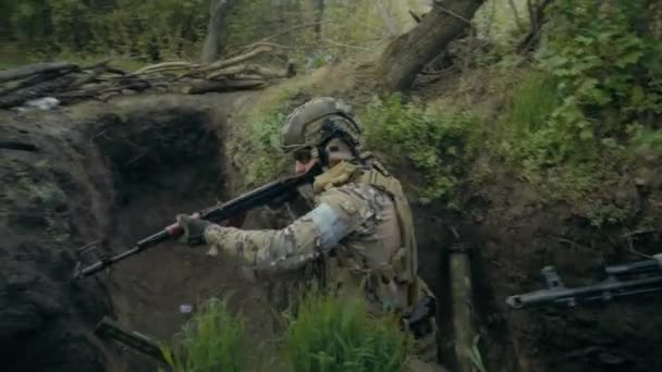 Aanval Vijandelijke Posities Twee Oekraïense Mannelijke Soldaten Militairen Camouflageuniform Helmen — Stockvideo