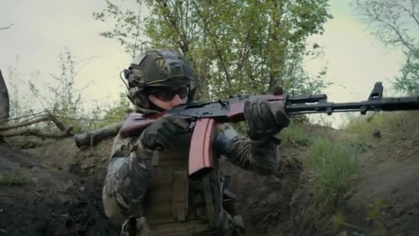 Mannelijke Soldaat Militair Uniform Tactische Uitrusting Sluipt Loopgraaf Met Een — Stockvideo
