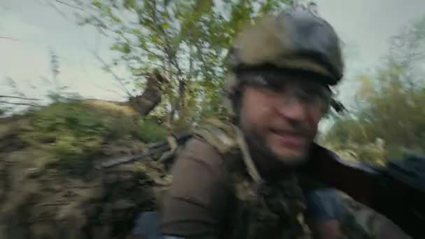 Oekraïense Soldaat Militair Camouflage Helm Loopt Door Loopgraaf Met Geweer — Stockvideo