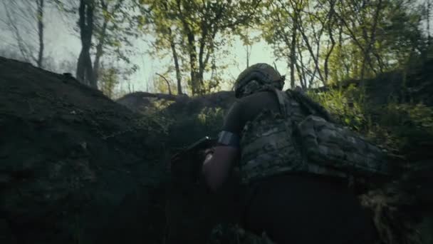 Oekraïense Mannelijke Soldaat Strijder Camouflage Uniform Helm Loopt Loopgraaf Schiet — Stockvideo