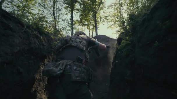 Oekraïense Soldaat Militair Camouflage Uniform Helm Loopt Loopgraaf Schiet Uit — Stockvideo