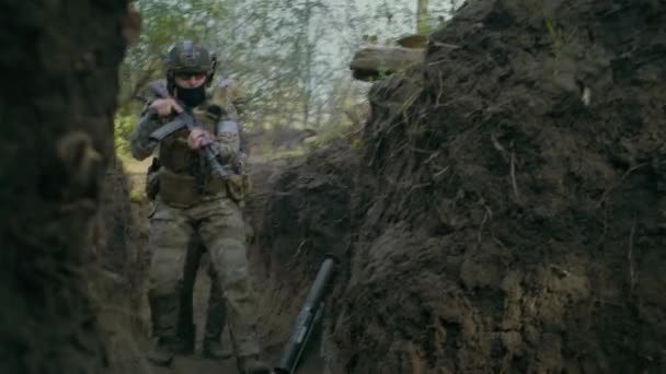 Twee Mannelijke Soldaten Militairen Camouflage Uniform Helmen Sluipen Loopgraaf Vallen — Stockvideo