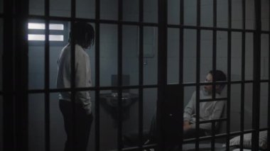 Çok ırklı genç mahkumlar hapishane hücresinde konuşuyorlar, hapiste ya da gençlik ıslahevinde hapis yatıyorlar. Afrikalı Amerikalı gardiyan ön planda genç suçlu veya mahkumların yanından geçiyor..