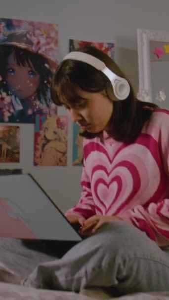 Teen Girl Headphones Listens Music Chats Scrolls Social Networks Laptop — Vídeo de stock