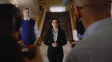 AB 'nin kadın temsilcisi basın toplantısına geldi ve hükümet binasında bir son dakika haberi için röportaj verdi. Kendine güvenen politik konuşmalar. İlham verici bir konuşma. Ciddi siyasi söylemler.