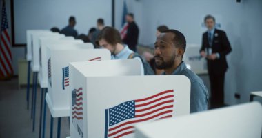 Afro-Amerikan vatandaşı oy kullanma merkezindeki kabine oy vermeye geliyor. Birleşik Devletler 'de Ulusal Seçim Günü. ABD başkan adaylarının siyasi ırkları. Vatandaşlık görevi ve vatanseverlik kavramı.