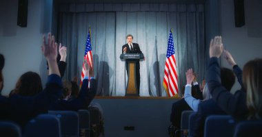 Kendine güvenen Amerikan cumhuriyetçi politikacı hükümet seçim mitinginde destekçilerine başarılı bir konuşma yaptı. ABD 'nin yeni başkanı medyaya röportaj veriyor. Amerikan bayraklı arka plan. Uzaklaştır.