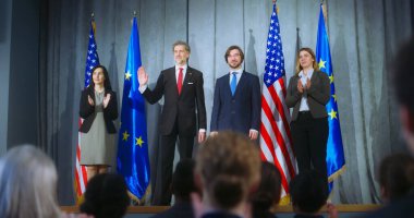 Dünya liderleri gazetecilerle görüşürken. Avrupa Birliği temsilcisi ve Amerika Birleşik Devletleri 'nin olgun başkanı basın toplantısından sonra el sıkışıyor. Amerikan ve AB bayraklarıyla zemin.