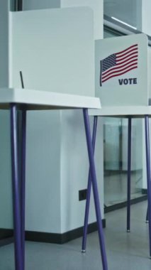 Farklı Amerikan vatandaşlarının sandık merkezindeki kabinlerde oy kullanırken dikey çekimleri. Birleşik Devletler 'de Ulusal Seçim Günü. ABD başkan adaylarının siyasi ırkları. Yurttaşlık görevi kavramı.